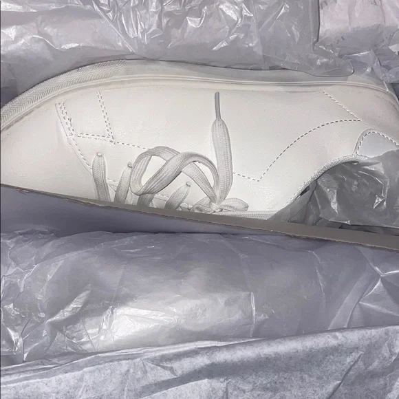 SALE 🎉 Men’s, New Classic White Sneakers - Picture 2 of 4